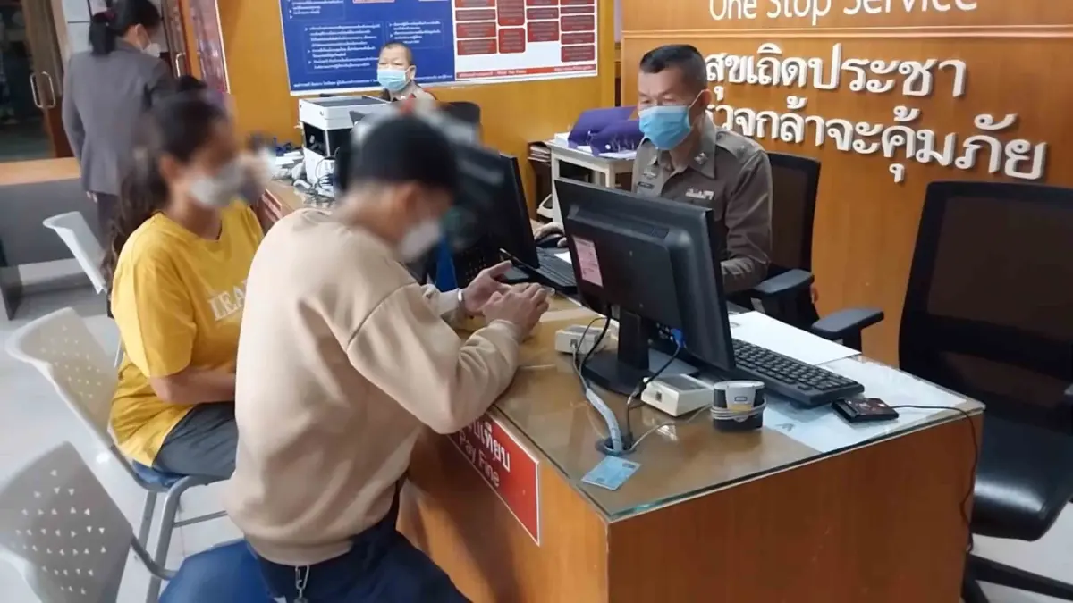 ผู้ช่วย ผจก.ร้านสะดวกซื้อ ผวาชายอ้างเป็นตำรวจ ชักปืนขู่อย่ายุ่งกับเมีย