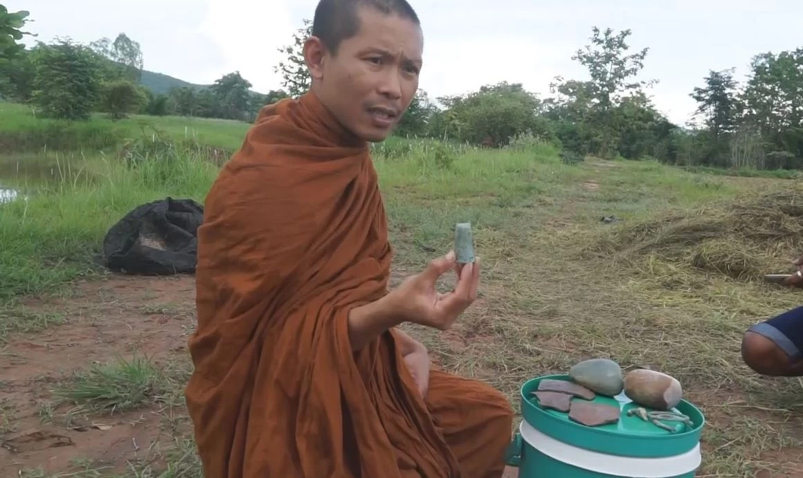 พบกระดูก-กำไร-กระดิ่ง-หอก-เศษหม้อไห ที่หนองบัวลำภู