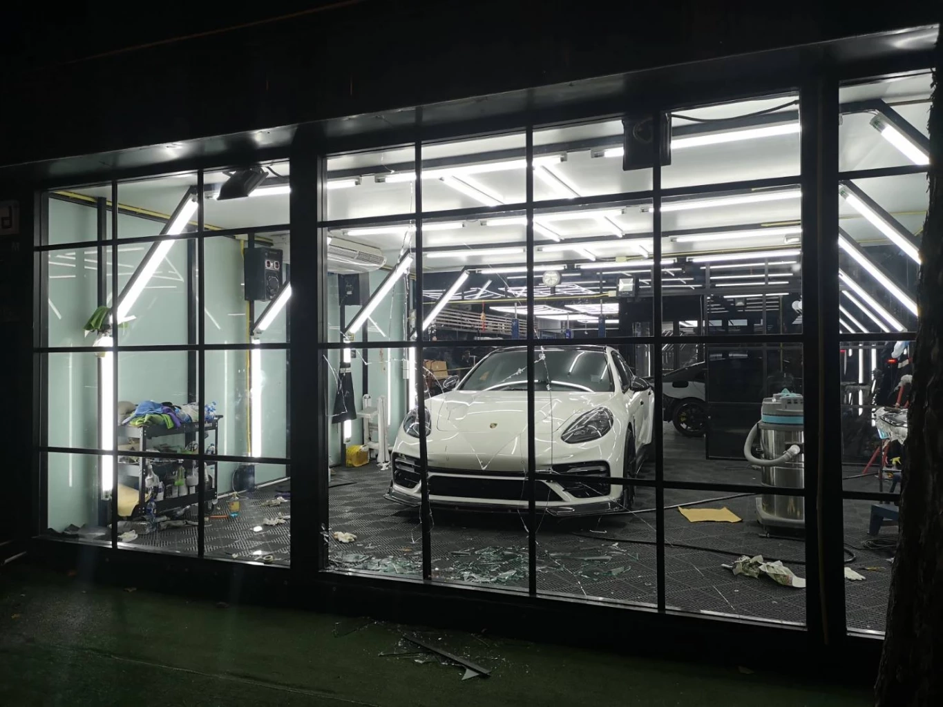 หนุ่มคลั่งไล่ทำร้ายวิ่งชนกระจกคาร์แคร์ เสียชีวิต พบเป็นผู้ป่วยทางจิต