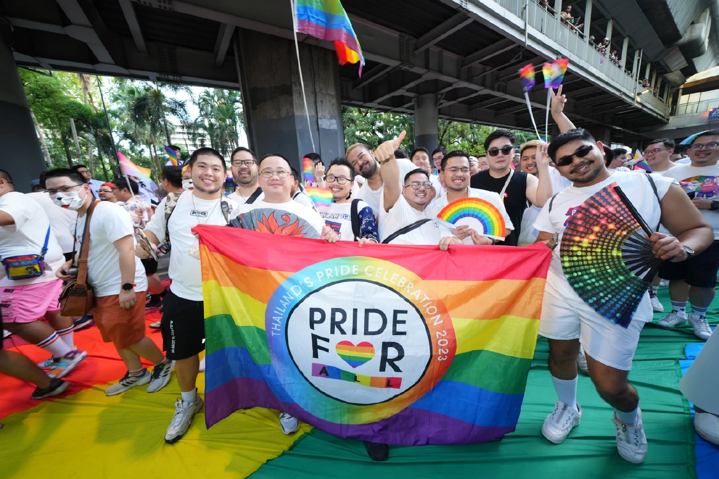 รวมภาพบรรยากาศ “Bangkok Pride 2023”  เหล่าคนดังร่วมขบวนถนนสีรุ้ง