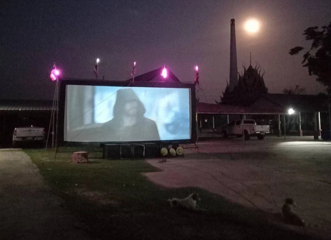 ขนลุกซู่! แก้บน ฉายหนังกลางแปลงให้ผีดู หมาเห่าหอนระงมทั้งคืน
