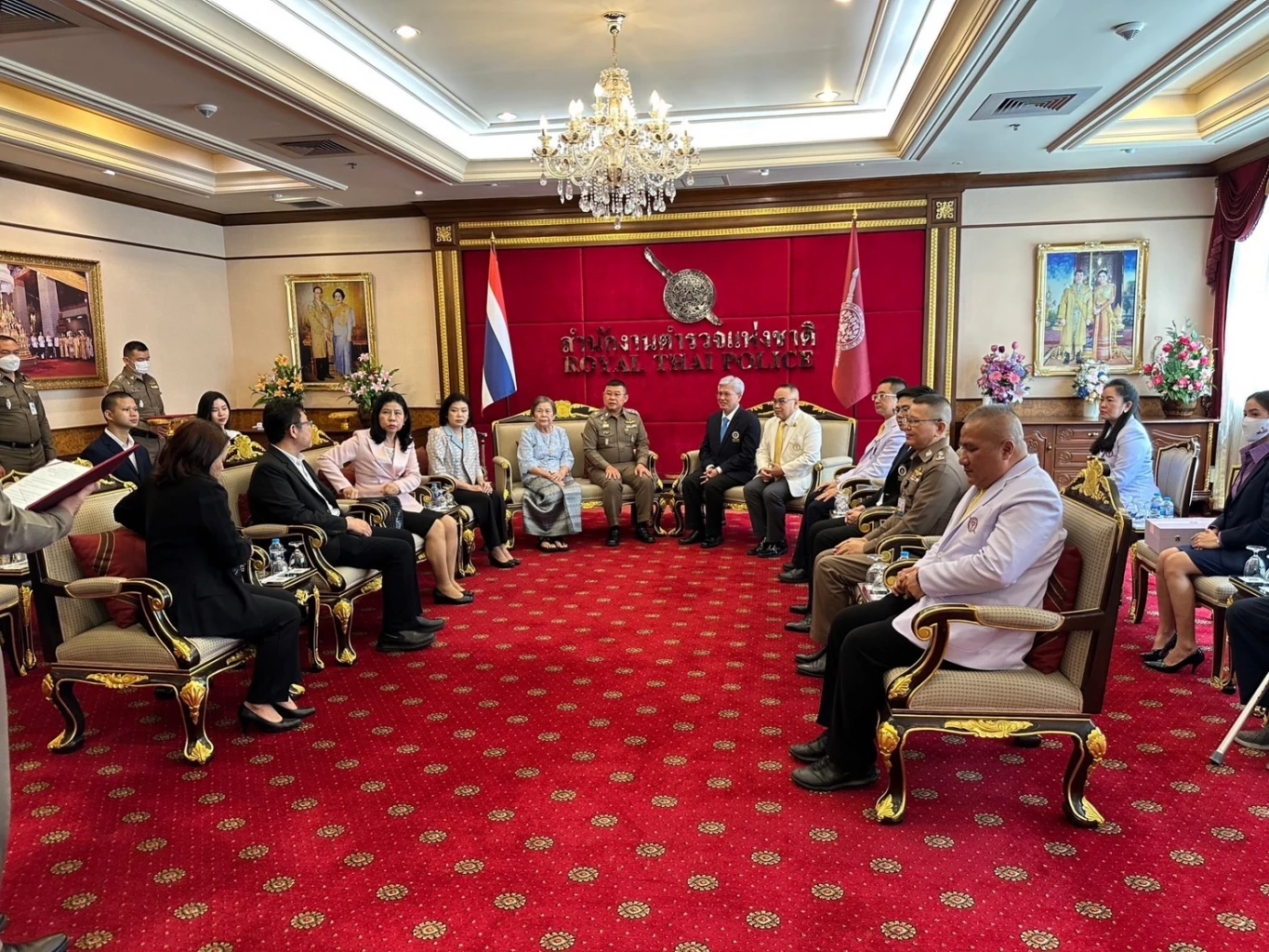 ผบ.ตร.บริจาคเงิน 21 ล้านบาท ให้กับมูลนิธิ รพ.ตำรวจ และ มูลนิธิรามาธิบดี