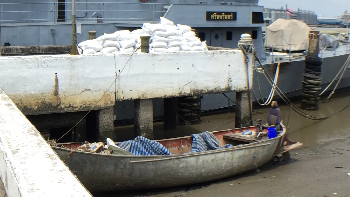 ตร.น้ำ รวบแก๊งแมวน้ำ ขณะลักลอบขนถ่ายข้าวสาร 5 ตันลงเรือเล็ก
