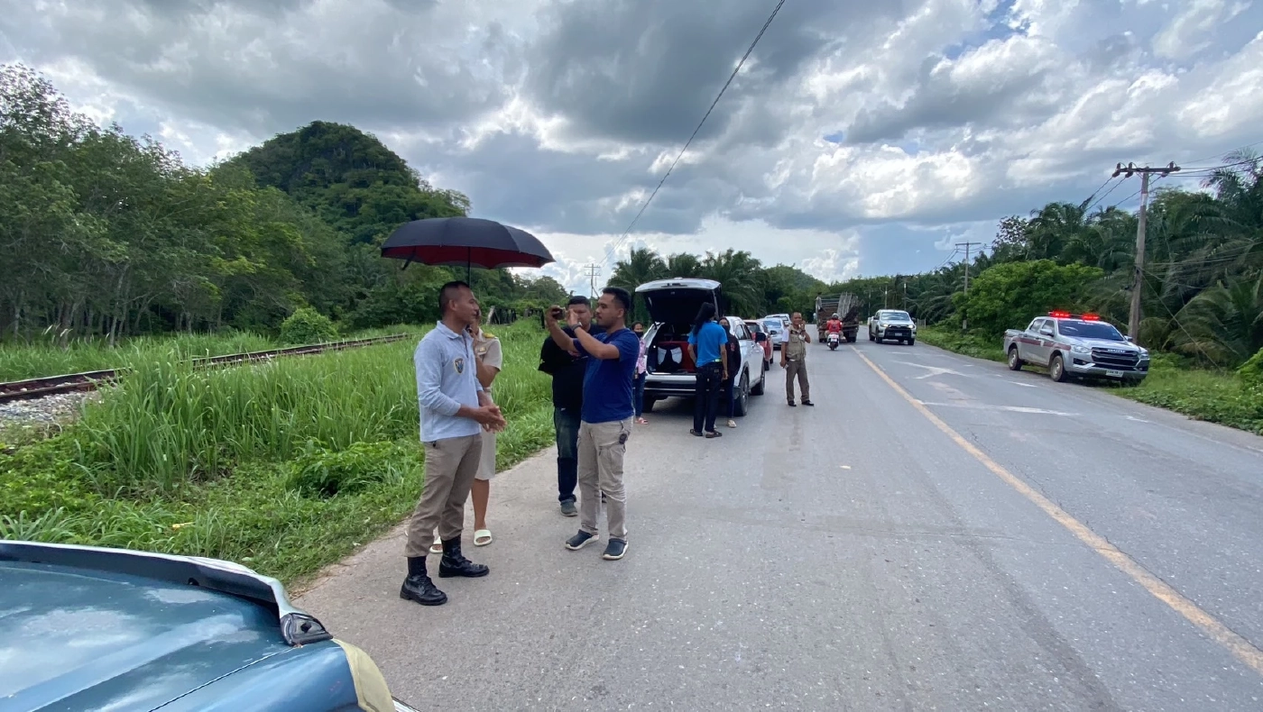 ไม้กั้นจุดตัดรถไฟสุดอันตราย ร่วงทับรถพังทีเดียว 2 คัน แถมยังเกิดเหตุซ้ำซาก