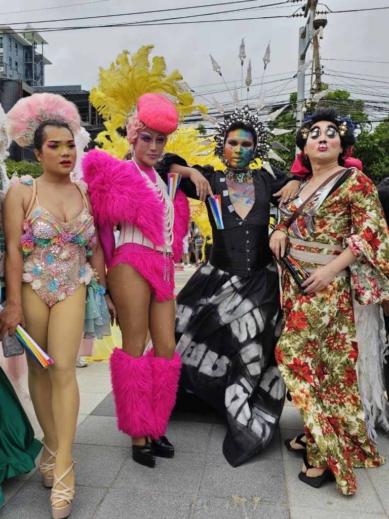 นักท่องเที่ยวแห่ชม ขบวนไพรด์พาเหรด แน่นหาดจอมเทียนพัทยา