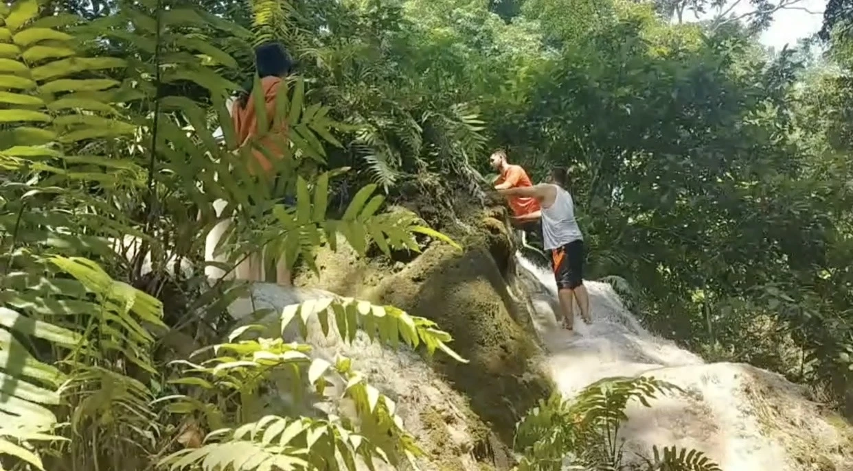 หยุดยาว นทท. พากันเล่นน้ำคลายร้อน "น้ำตกบัวตอง - น้ำพุเจ็ดสี"  เชียงใหม่