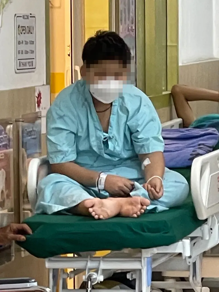 พ่อลำพูนสุดช้ำ! ลูกชายวัย 12 โดนครูสั่งลงโทษลุกนั่ง 150 ครั้ง จนกระดูกหัก