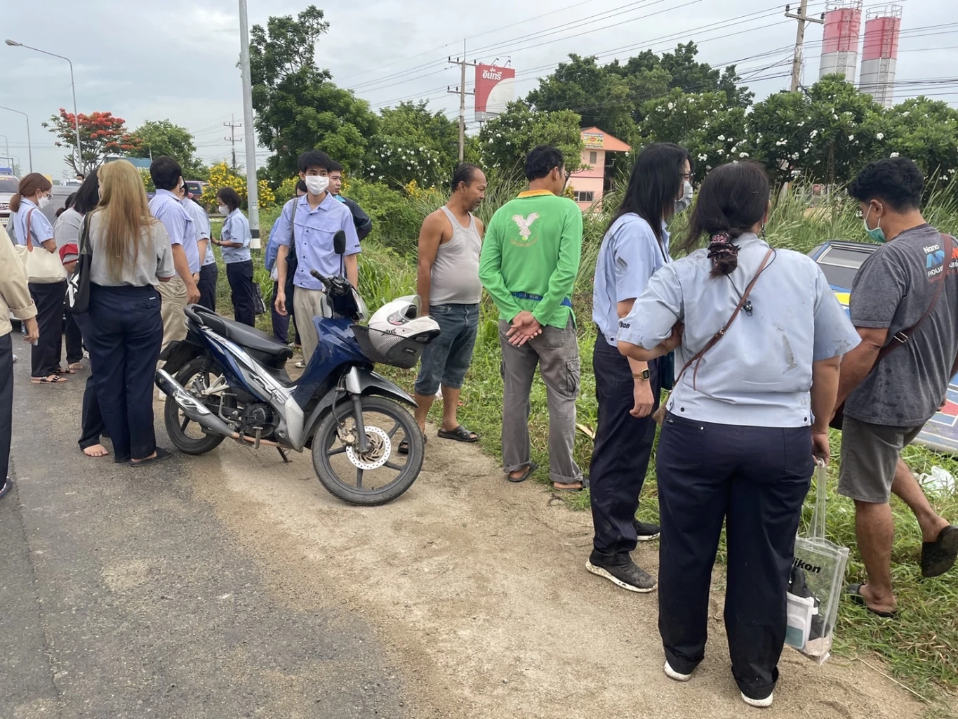 ระทึกแต่เช้า รถรับส่งพนักงาน หักหลบเก๋งตัดหน้าตกข้างทาง บาดเจ็บระนาว