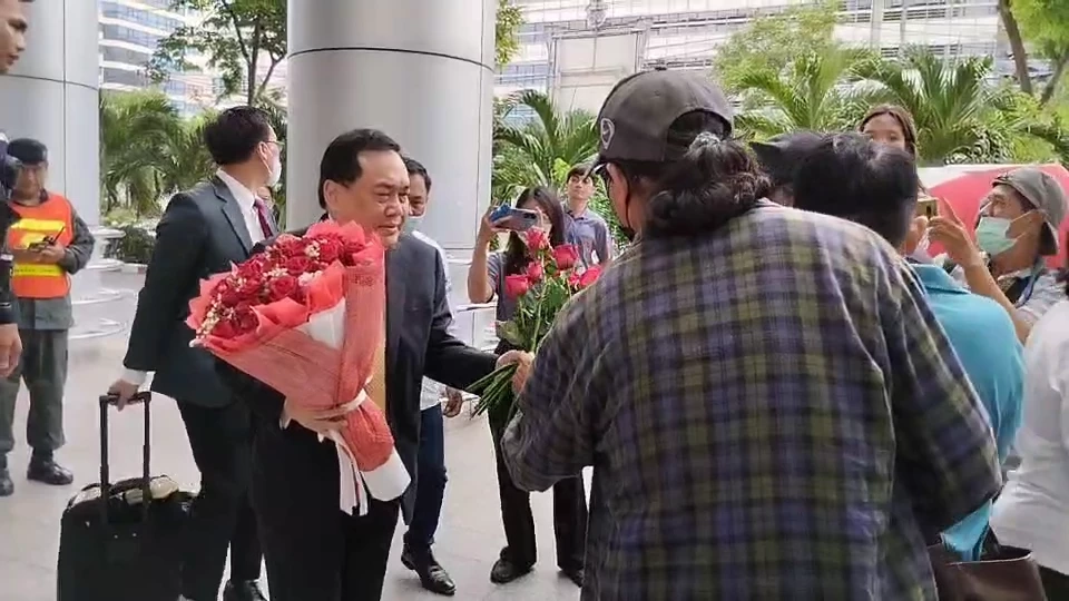 "ส.ว.อุปกิต" ขึ้นศาลเอาผิด "รังสิมันต์ โรม" หมิ่นประมาท เรียกค่าเสีย 100 ล้าน