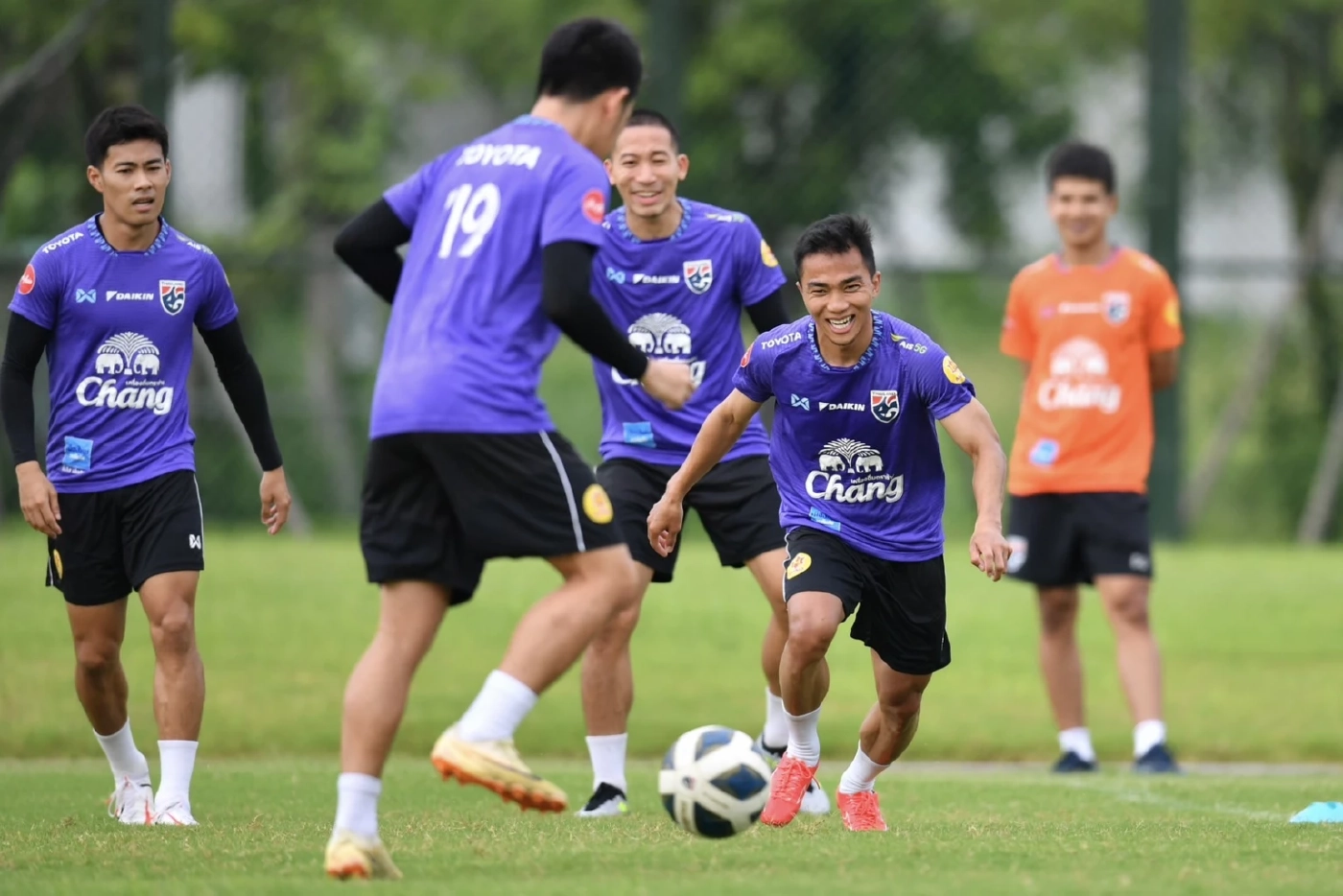 ดูบอลสด "ไต้หวัน vs ไทย" อุ่นเครื่องฟีฟ่าเดย์ 18.00 น. เช็กสถิติ-ความพร้อมล่าสุด