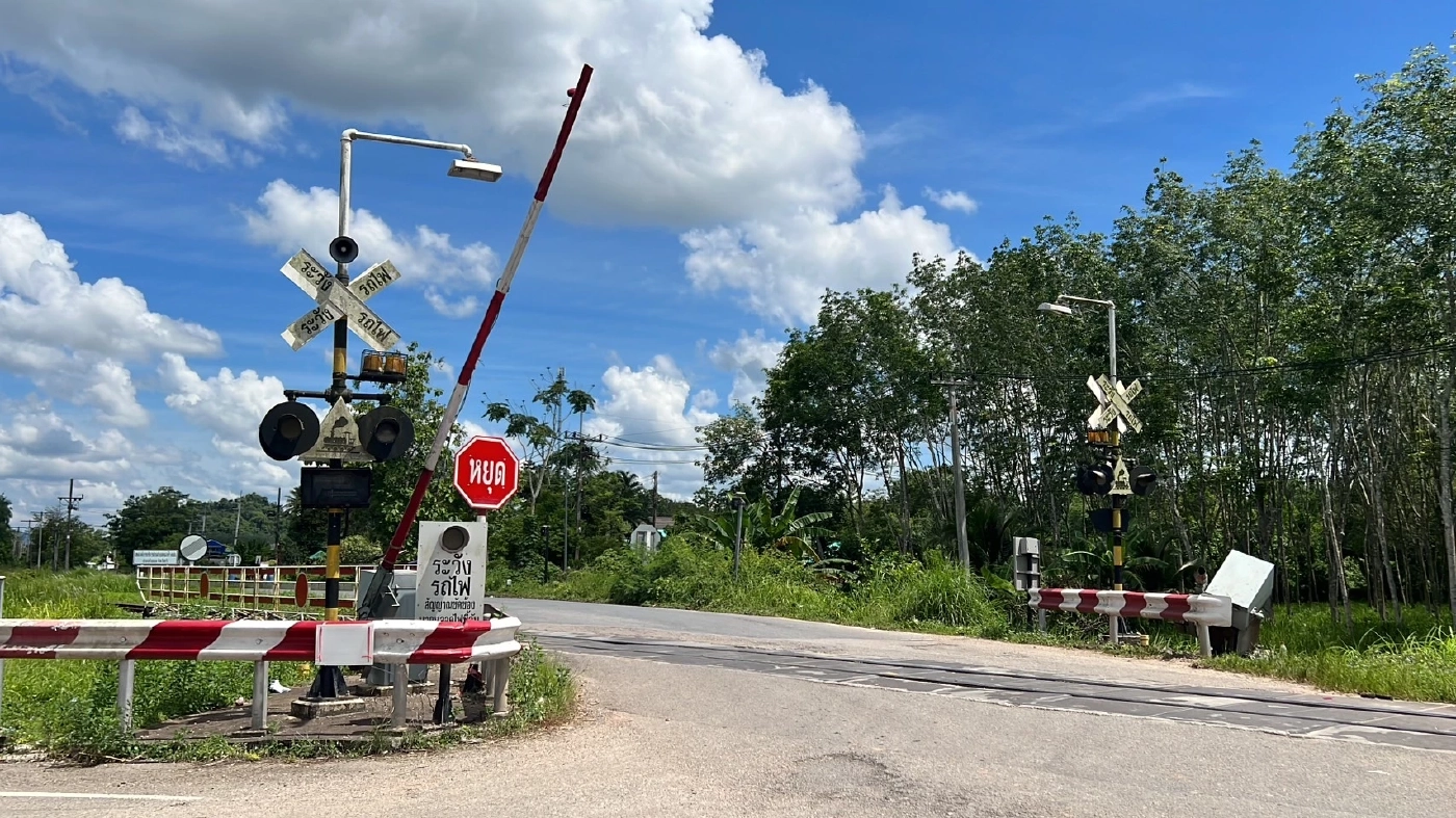 ไม้กั้นจุดตัดรถไฟสุดอันตราย ร่วงทับรถพังทีเดียว 2 คัน แถมยังเกิดเหตุซ้ำซาก