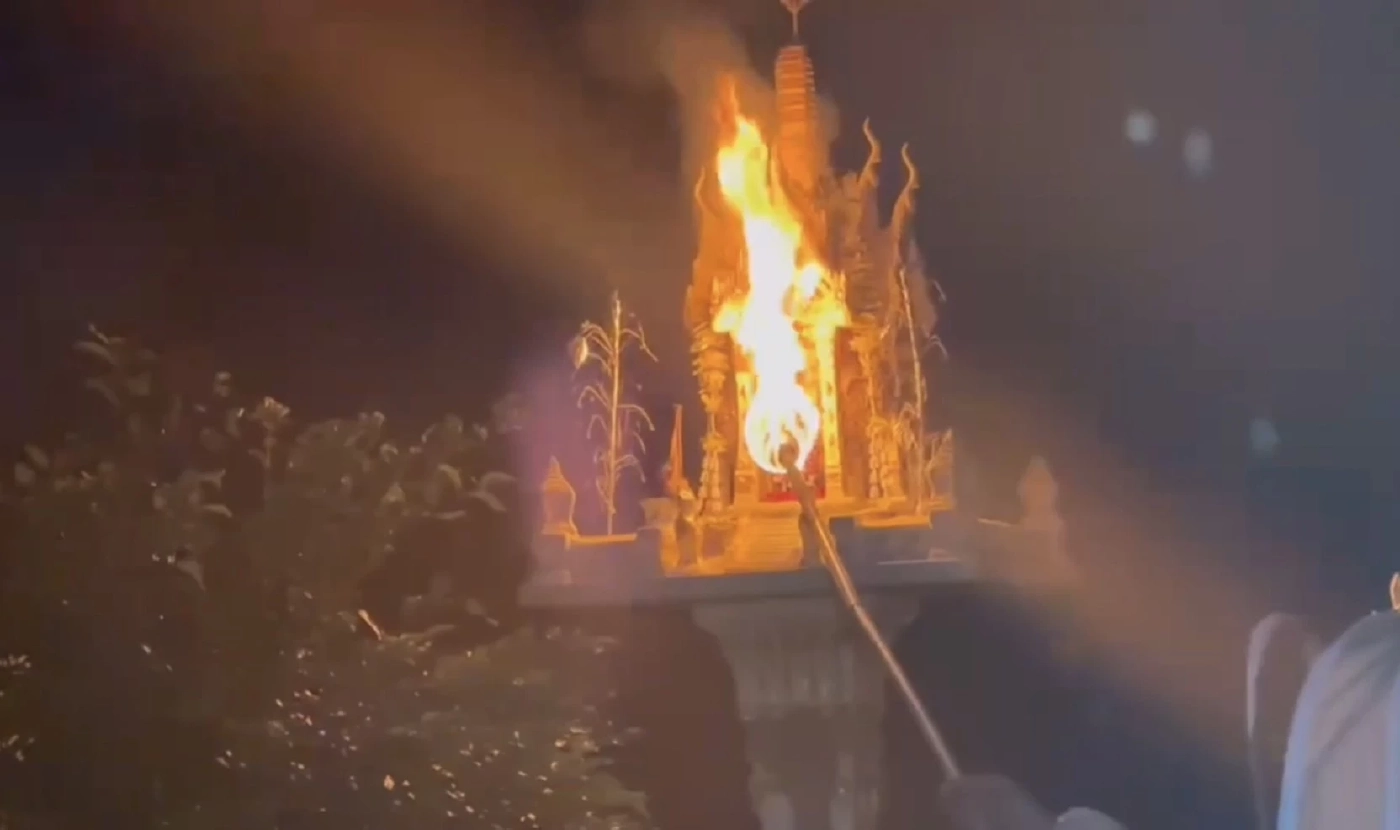 ผวา "ต่อหัวเสือ" ทำรังที่ศาลพระภูมิ กลัวจะถูกไล่ต่อย รีบแจ้งกู้ภัยช่วยกำจัด