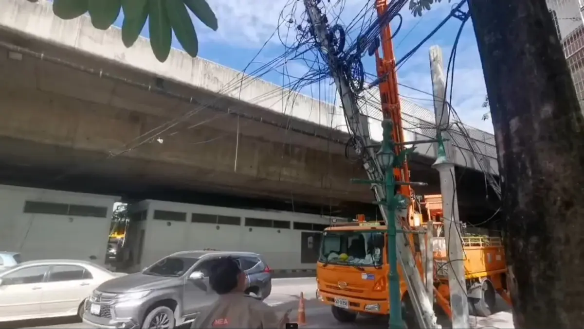 ที่แท้ รถบรรทุก 18 ล้อเกี่ยวทำเสาไฟฟ้าหัก หลังตร.ตรวจกล้องวงจรปิด