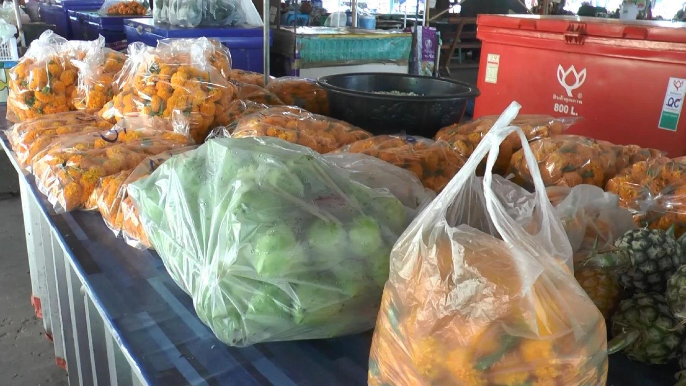 ร้านดอกไม้เมืองอุทัยฯ สั่งดอกบัวจาก จว.อื่น เพิ่มขึ้นหลายเท่า รับ "วันวิสาขบูชา"