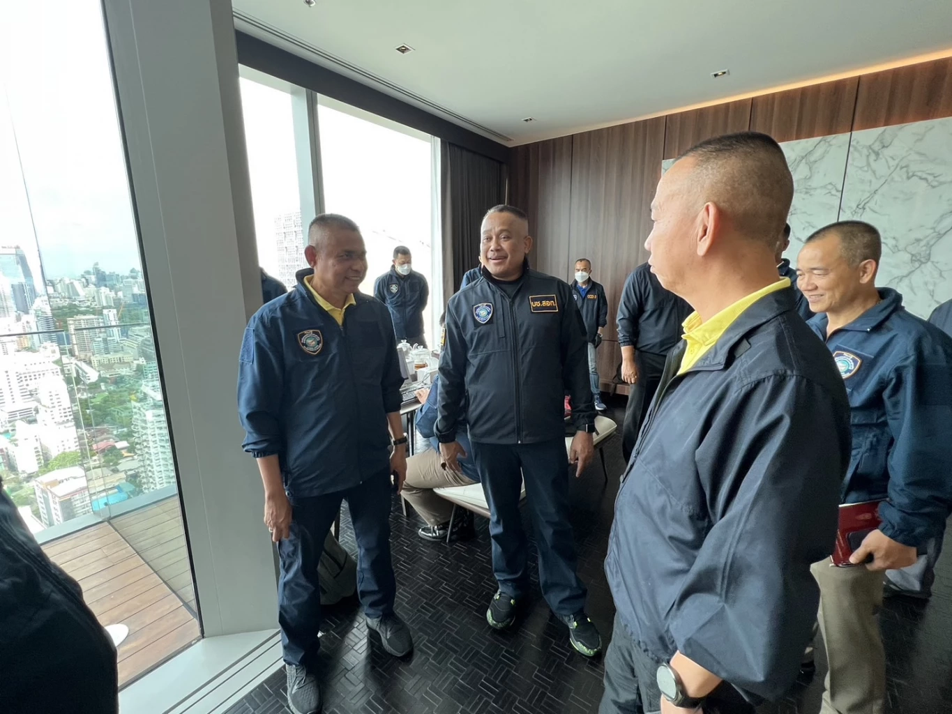 ตร.สอท. ค้นคอนโด-บ้านหรู เครือข่ายจีนแสบหลอกตุ๋นข้ามชาติ เสียหายหมื่นล้าน