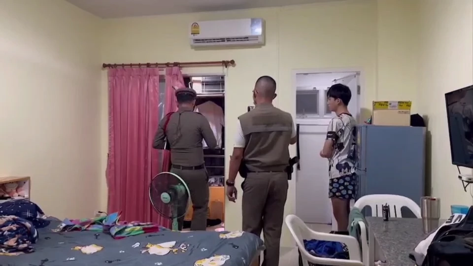 หนุ่ม 19 ปี สภาพเปลือยกาย พลัดตกตึก 6 ชั้นปริศนา สาหัส เพื่อนร่วมห้องหลับสนิท