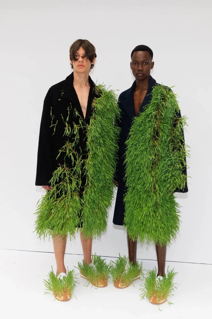 ตะลึงในความครีเอต! Loewe ปลูกหญ้าและพืชให้งอกงามบนเสื้อผ้าและรองเท้า