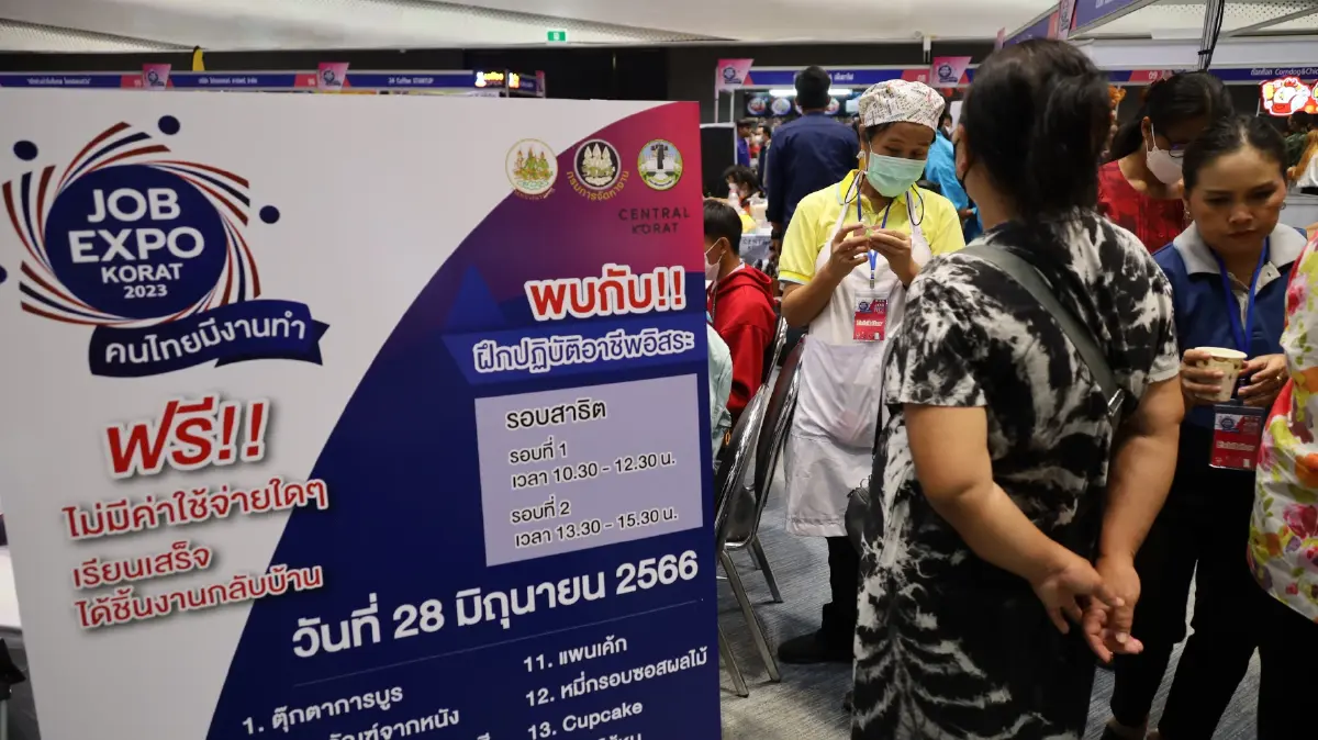 กลิ่นความเจริญ! ชาวโคราชแห่สมัครงานกว่า 1 หมื่นอัตรา หวังได้ค่าแรง 450 จริง
