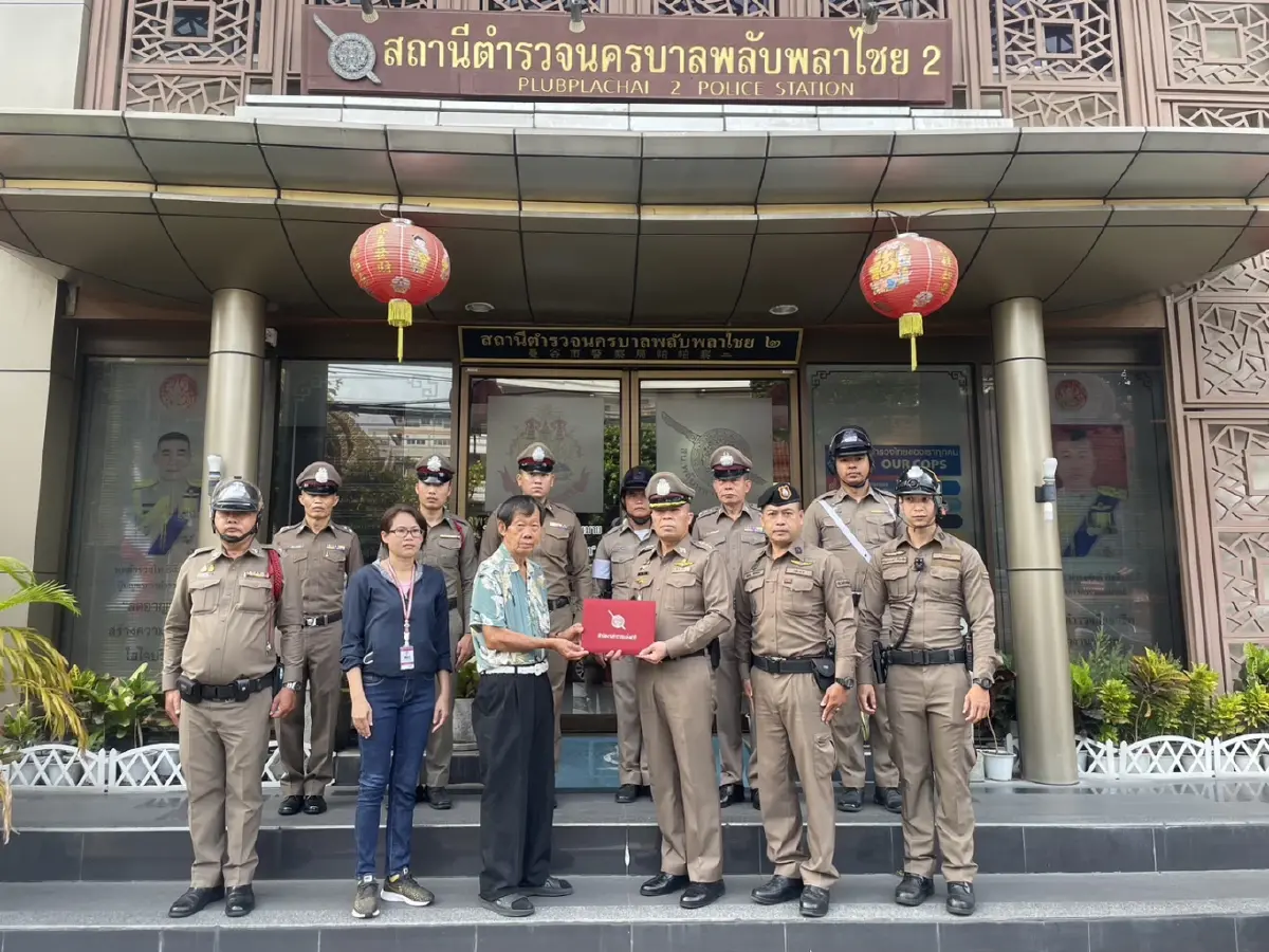 มอบใบประกาศฯ ลุงช่างทองตกงาน เก็บกระเป๋าเงินคืน นทท.สิงคโปร์