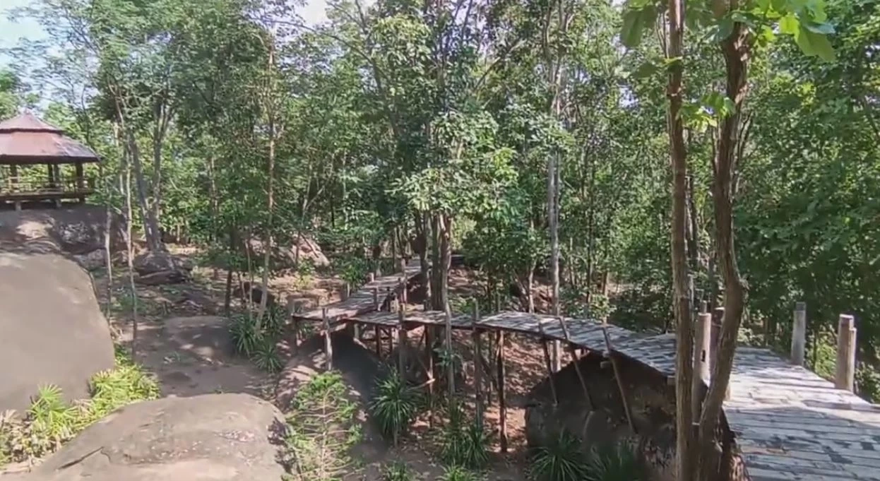 ชวนเที่ยวภูห้วยทราย ครบุรี ชมสะพานเชื่อมหิน แลวิวสุดสวยรับหน้าฝน