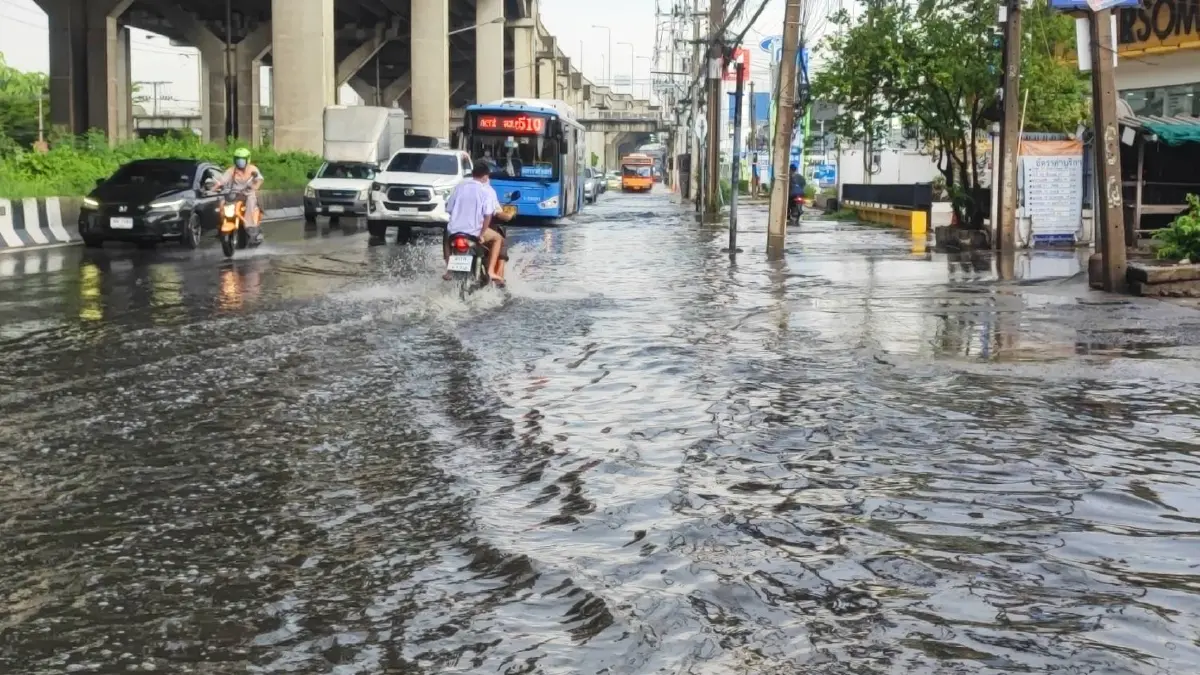 ฝนถล่มปทุมธานี 2 ชั่วโมง น้ำท่วมขังรอการระบายหลายจุด