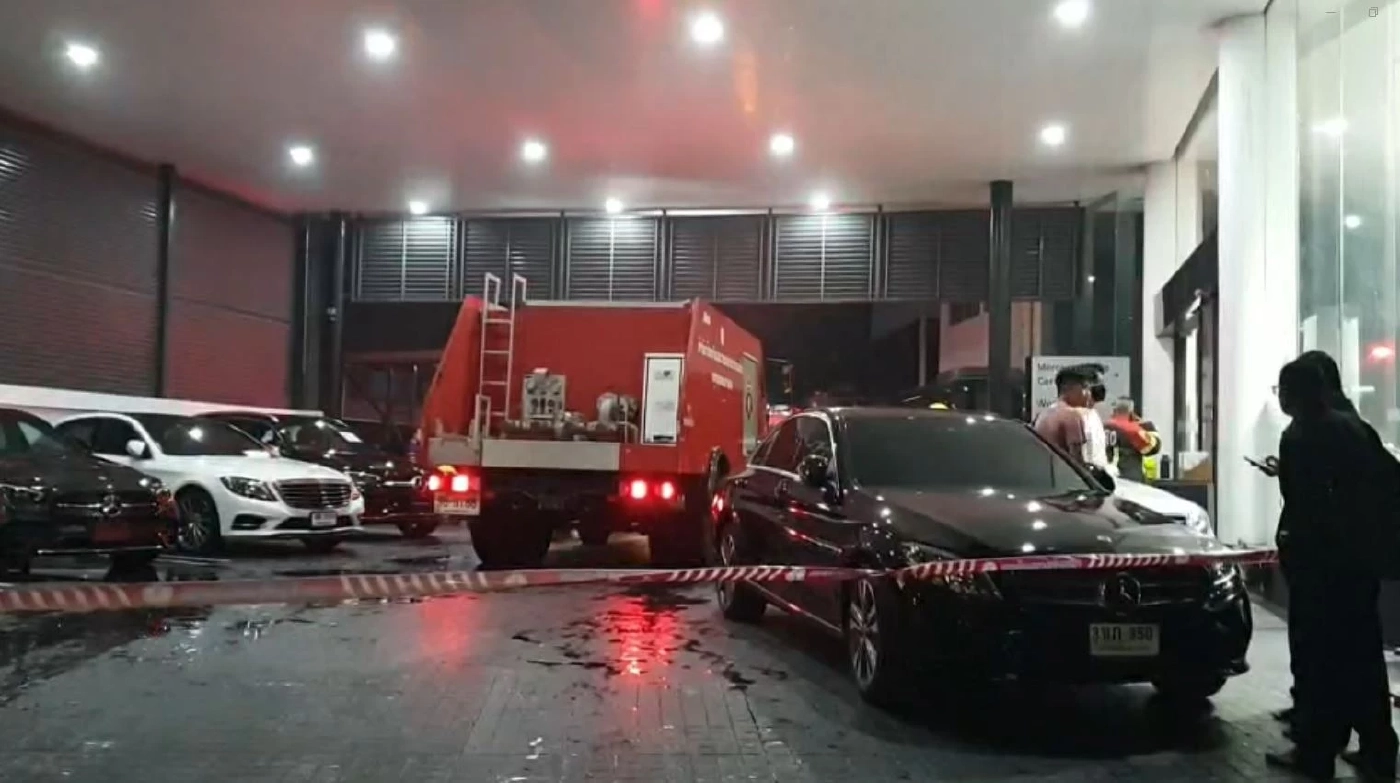 ไฟไหม้รถยนต์เบนซ์ ในโชว์รูมรถหรูชื่อดัง วอดทั้งคัน