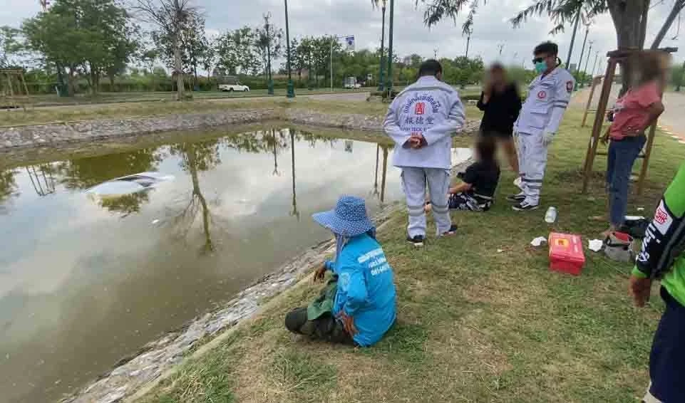 แก๊งเพื่อนสาว สำรวจเส้นทางหัดขับรถ หลุดโค้งตกน้ำถนนอุทยาน
