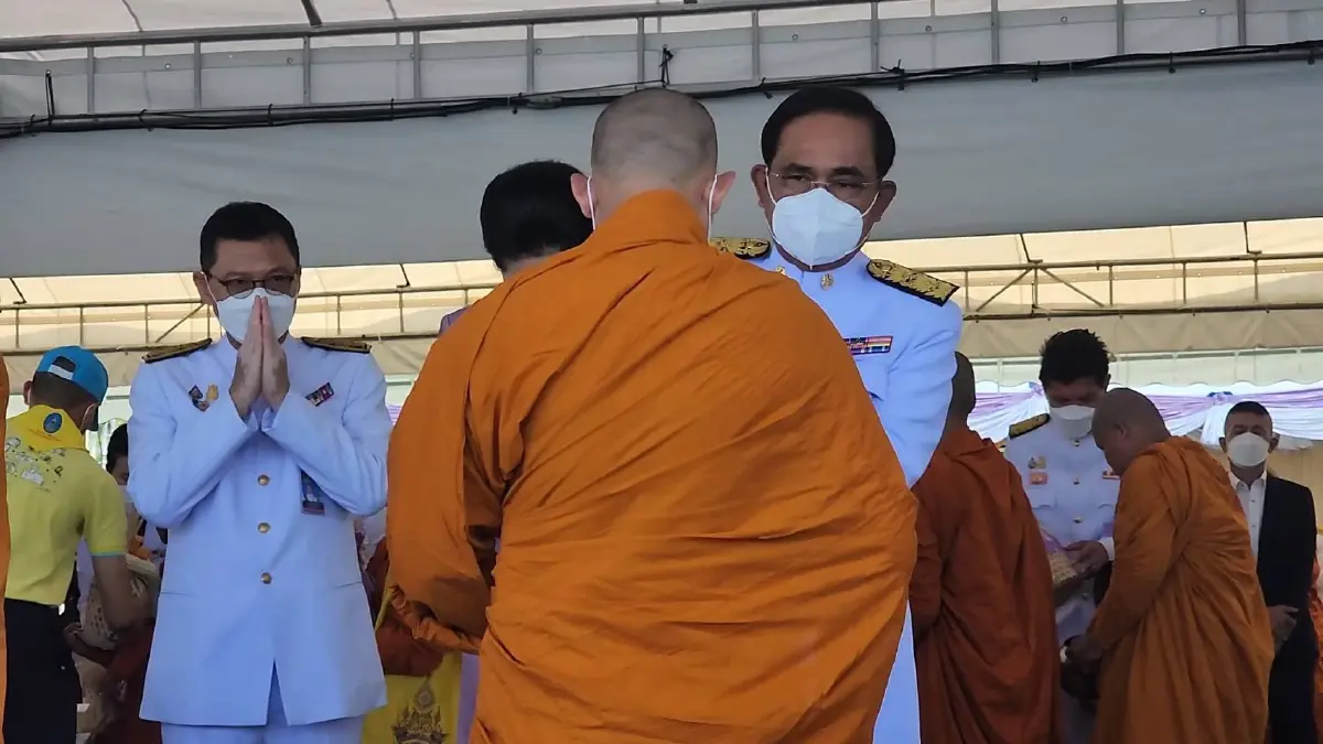 นายกฯ นำทำบุญตักบาตร เนื่องในวันเฉลิมพระชนมพรรษาพระราชินี