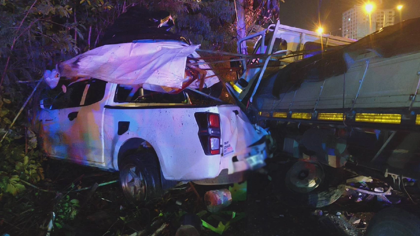 หกล้อพุ่งเข้าร้านข้าวมันไก่ข้างทาง ลูกค้าเจ็บ 3 ราย รถข้างทางพังยับ