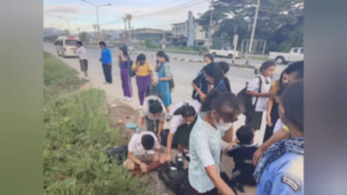 สุดระทึก! สองแถวนครศรีฯ นักเรียนแน่นรถ ล้อหลุดเสียหลักพุ่งลงข้างทาง