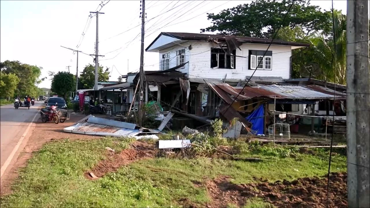 แม่หนุ่มซิ่งรถทะลุหลังคา โผล่เคลียร์เจ้าของบ้าน เรียกค่าเสียหาย 2 ล้าน