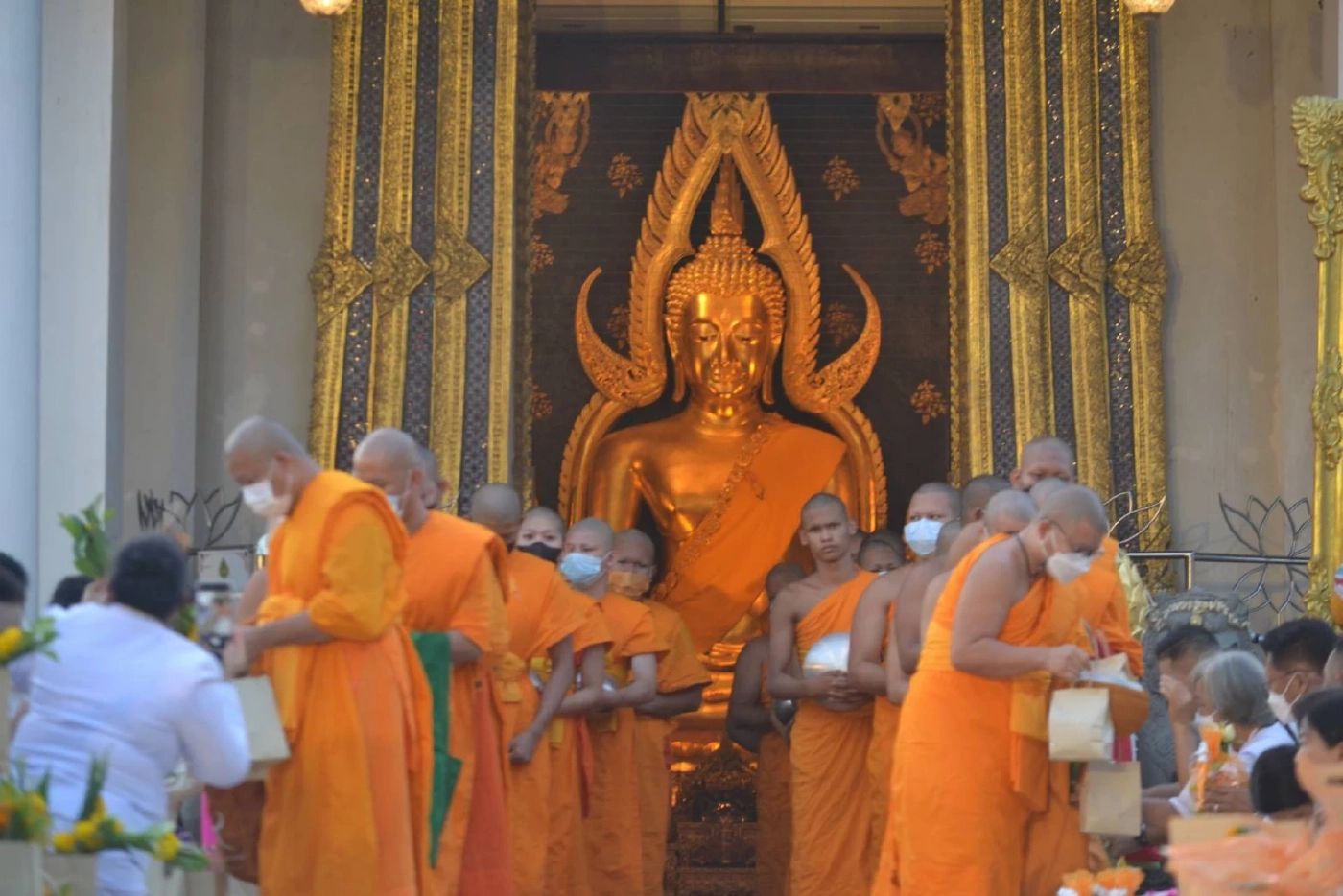 พุทธศาสนิกชนทั่วไทย ร่วมทำบุญตักบาตรเนื่องใน "วันวิสาขบูชา"