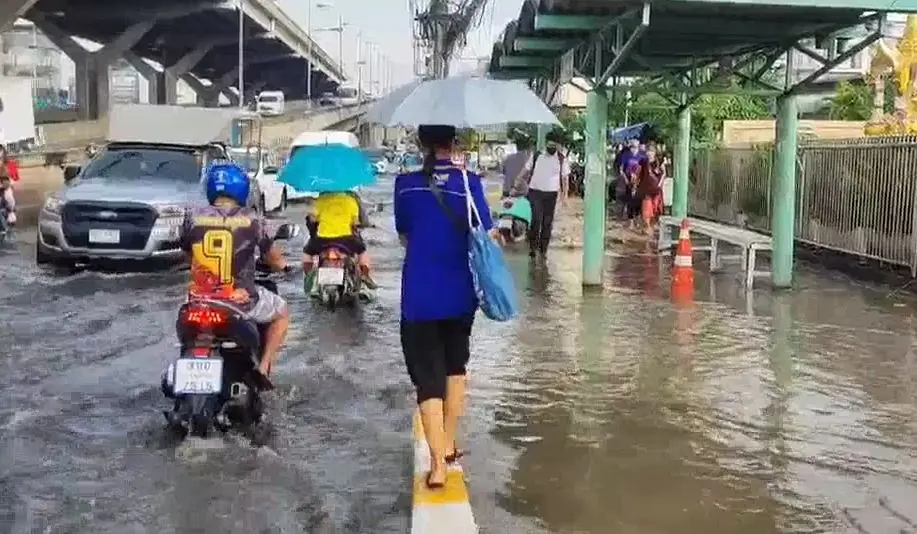 ฝนถล่มปทุมธานี 2 ชั่วโมง น้ำท่วมขังรอการระบายหลายจุด