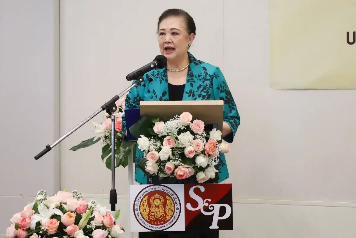 คุณภัทรา ศิลาอ่อน