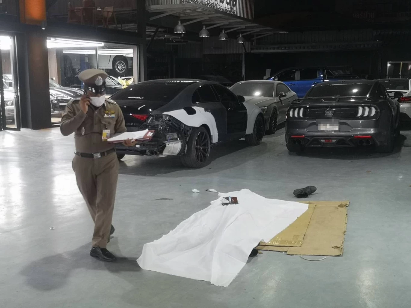 หนุ่มคลั่งไล่ทำร้ายวิ่งชนกระจกคาร์แคร์ เสียชีวิต พบเป็นผู้ป่วยทางจิต