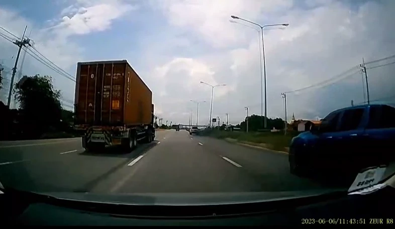 สยอง! กล้องหน้ารถจับภาพ นาทีรถแข่งกันบนถนนหลวง ชน จยย.ร่างปลิว (มีคลิป)