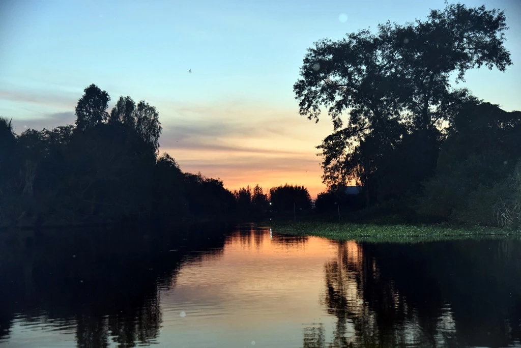 เย็นนี้ไปเลย Unseen ชวน "นั่งเรือชมหิ่งห้อย" กลางลำน้ำว้า สวนแตงสุพรรณบุรี