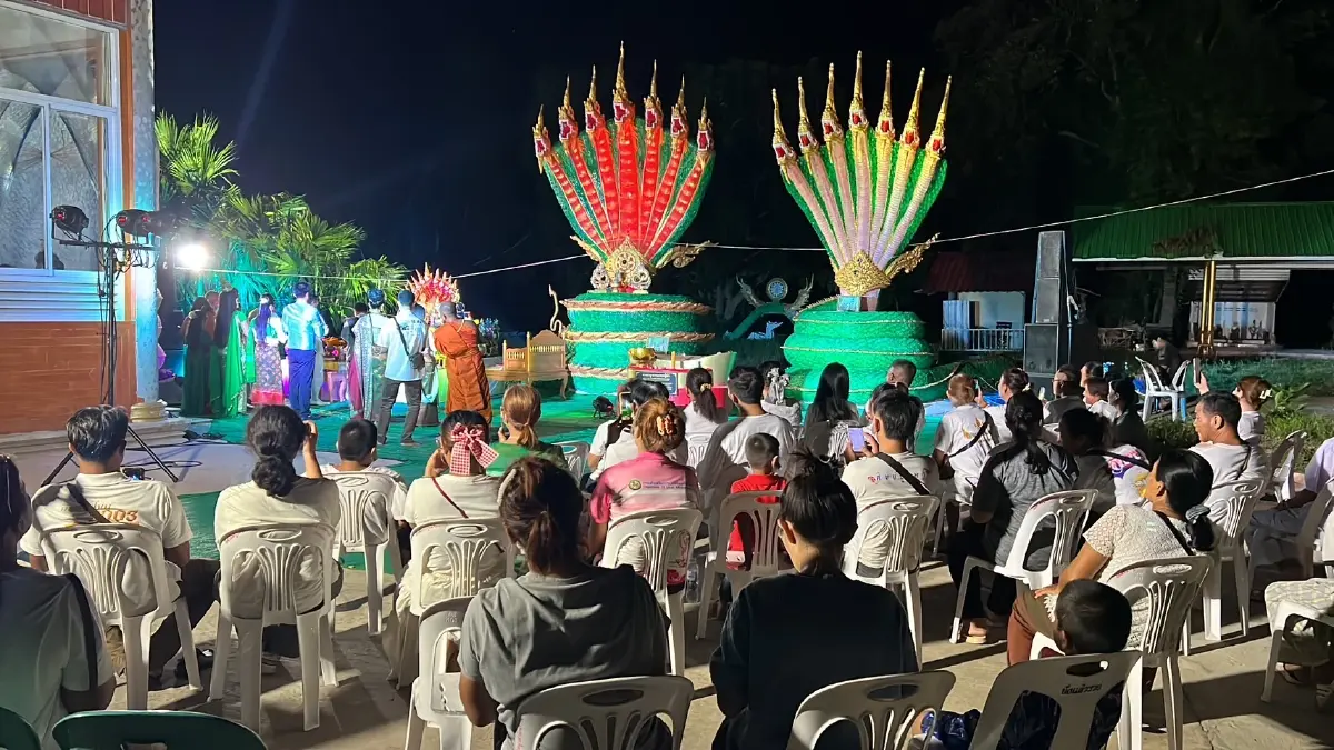 รำบวงสรวง เบิกเนตรองค์พญานาค ศรีสะเกษ ชาวบ้านแห่ส่อง"เลขธูป"เสี่ยงทาย