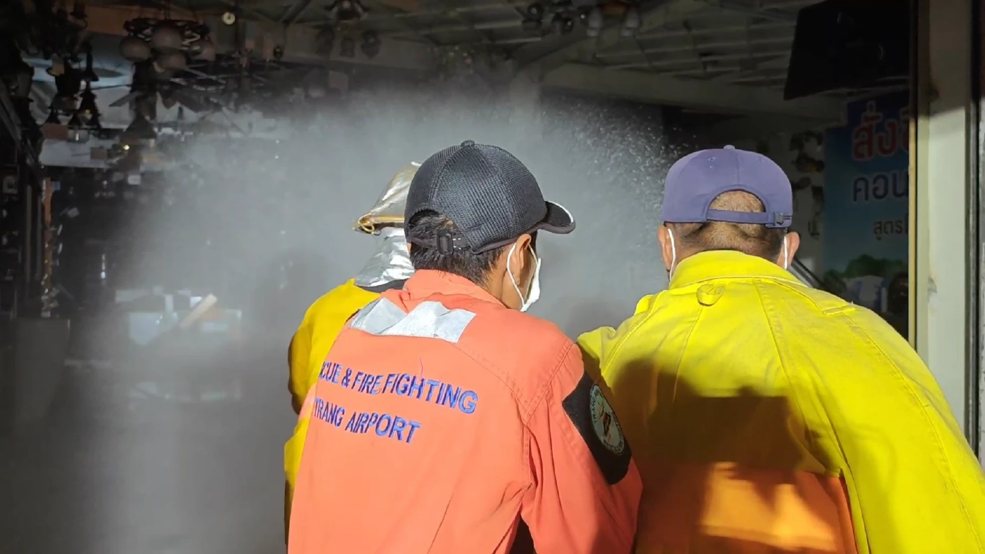 ไฟไหม้ร้านอุปกรณ์ไฟฟ้าเมืองตรัง มาราธอน 6 ชม. เฝ้าระวังต่อ หวั่นไฟลุกซ้ำ