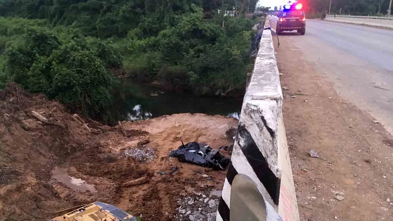 เก๋งพุ่งเหินตกสะพานสูงนับสิบเมตร รถพังยับ คนขับดับคาซากรถ คาดเมา-หลับใน