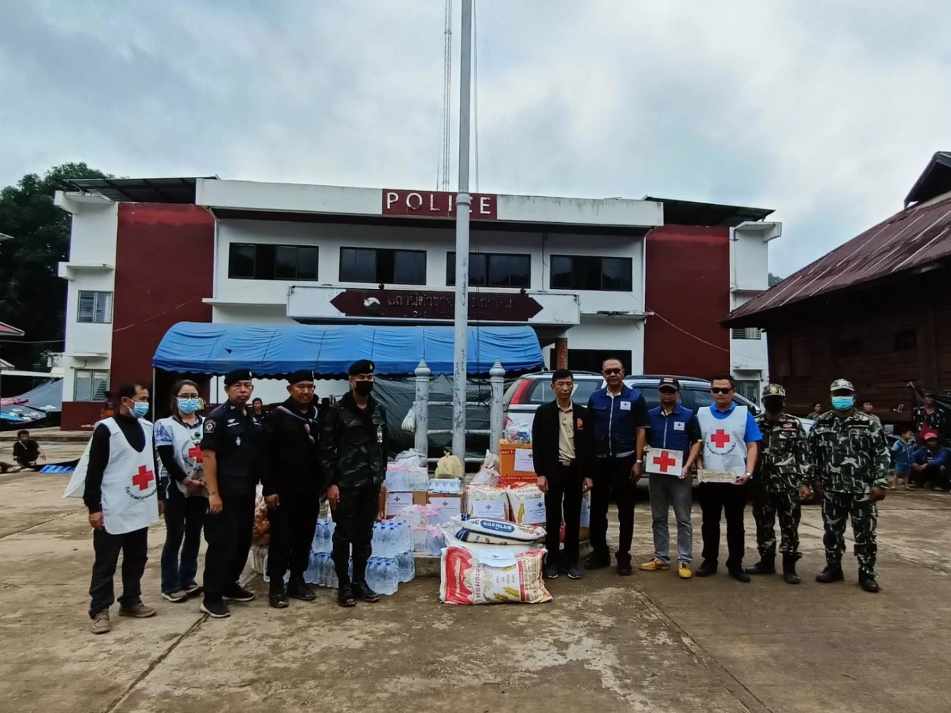 กาชาดเร่งช่วย กะเหรี่ยงอพยพหนีภัยสู้รบ เข้าไทยต่อเนื่อง อาหารเริ่มไม่พอ