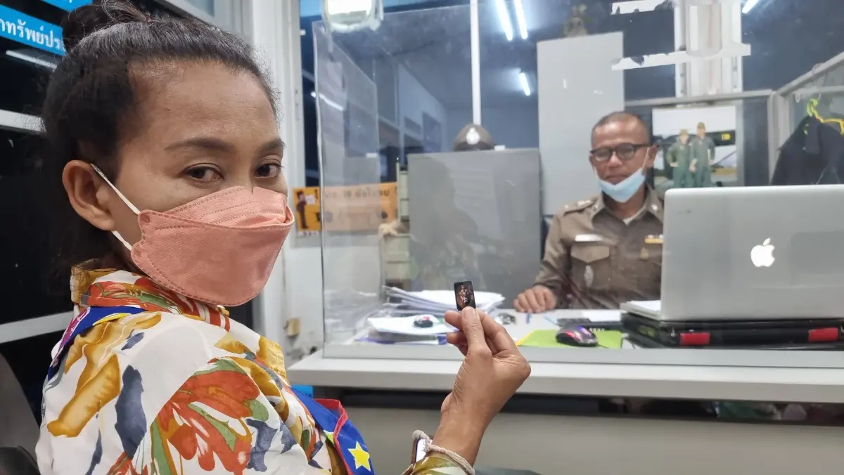 แม่ค้ากล้วยทอด แจ้งความจับชายรีดทรัพย์ "ส่วยสติ๊กเกอร์"