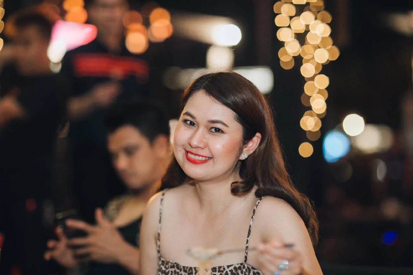 เผยรายได้ "จูน" ภรรยา "หนุ่มกะลา" หน้าที่การงาน โปรไฟล์เธอคนนี้ไม่ธรรมดา