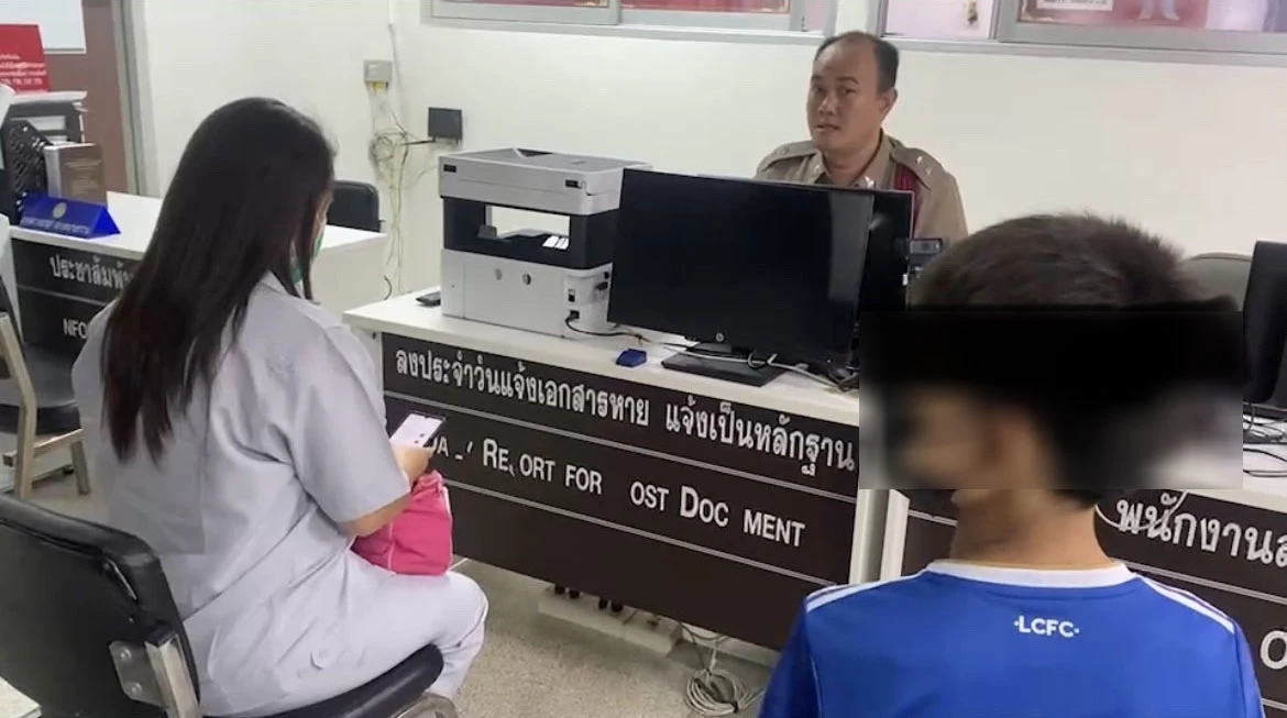 แม่เดือด! แจ้งจับครูคณิตศาสตร์ เขวี้ยงปากกาหวิดเข้าตาลูก