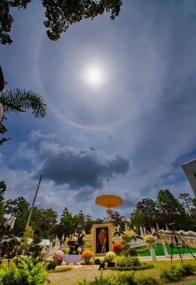 อัศจรรย์ พระอาทิตย์ทรงกลดเหนือจิตกาธาน พิธีพระราชทานเพลิง หลวงปู่แสง