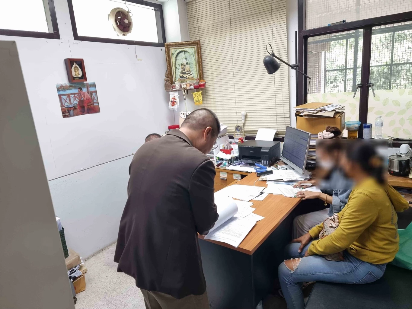 สาวรับสารภาพ ทำปืนลั่นทะลุกระจกโดนแฟนดับ อ้าง รีบเข้าไปช่วย จนลืมปืนไว้บนตัก