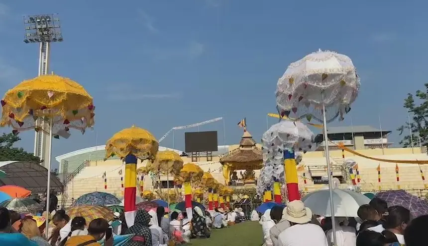 แรงศรัทธา! พุทธศาสนิกชน ร่วมพิธีแสดงธรรมเทศนา "พระครูบาบุญชุ่ม"