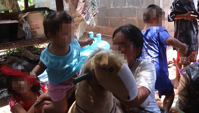 สุดรัดทด!! 16 ชีวิต อาศัยในบ้านหลังเดียว สภาพ "อดมื้อกินมื้อ" น่าเวทนา