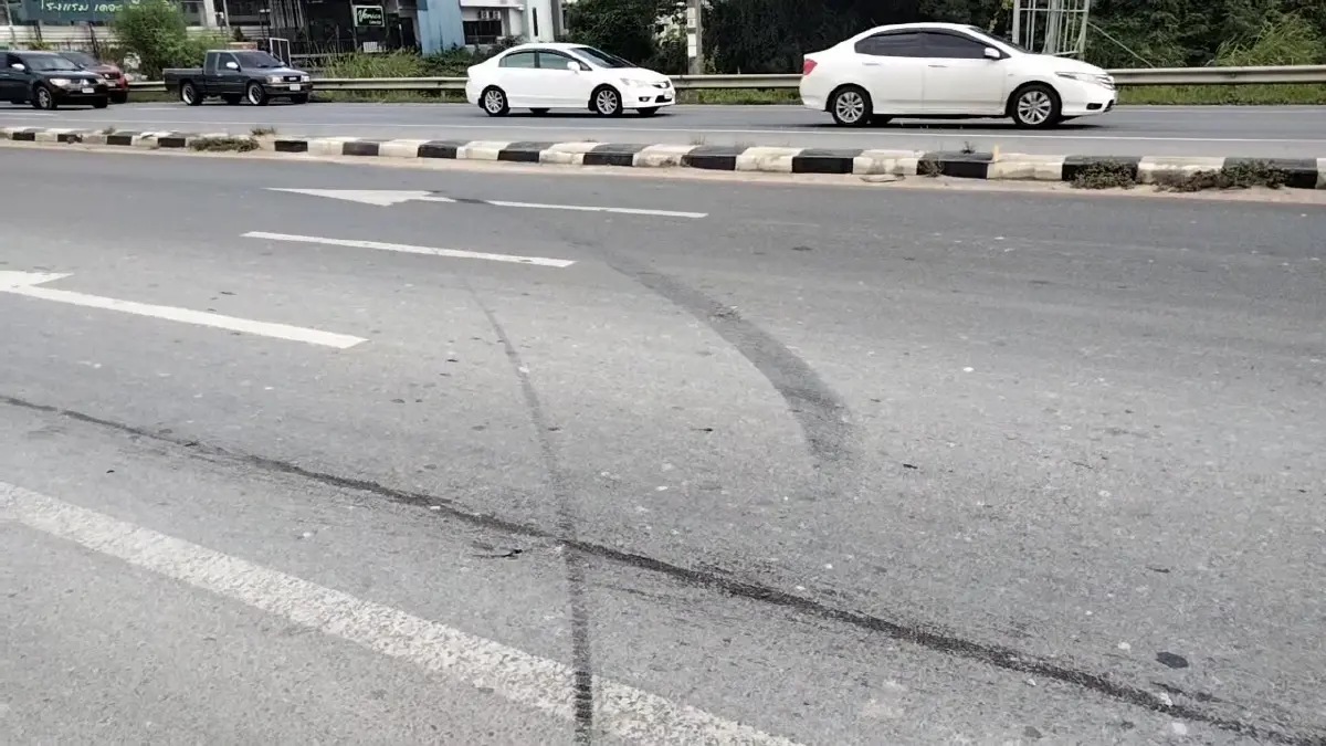 สุดระทึก! สองแถวนครศรีฯ นักเรียนแน่นรถ ล้อหลุดเสียหลักพุ่งลงข้างทาง