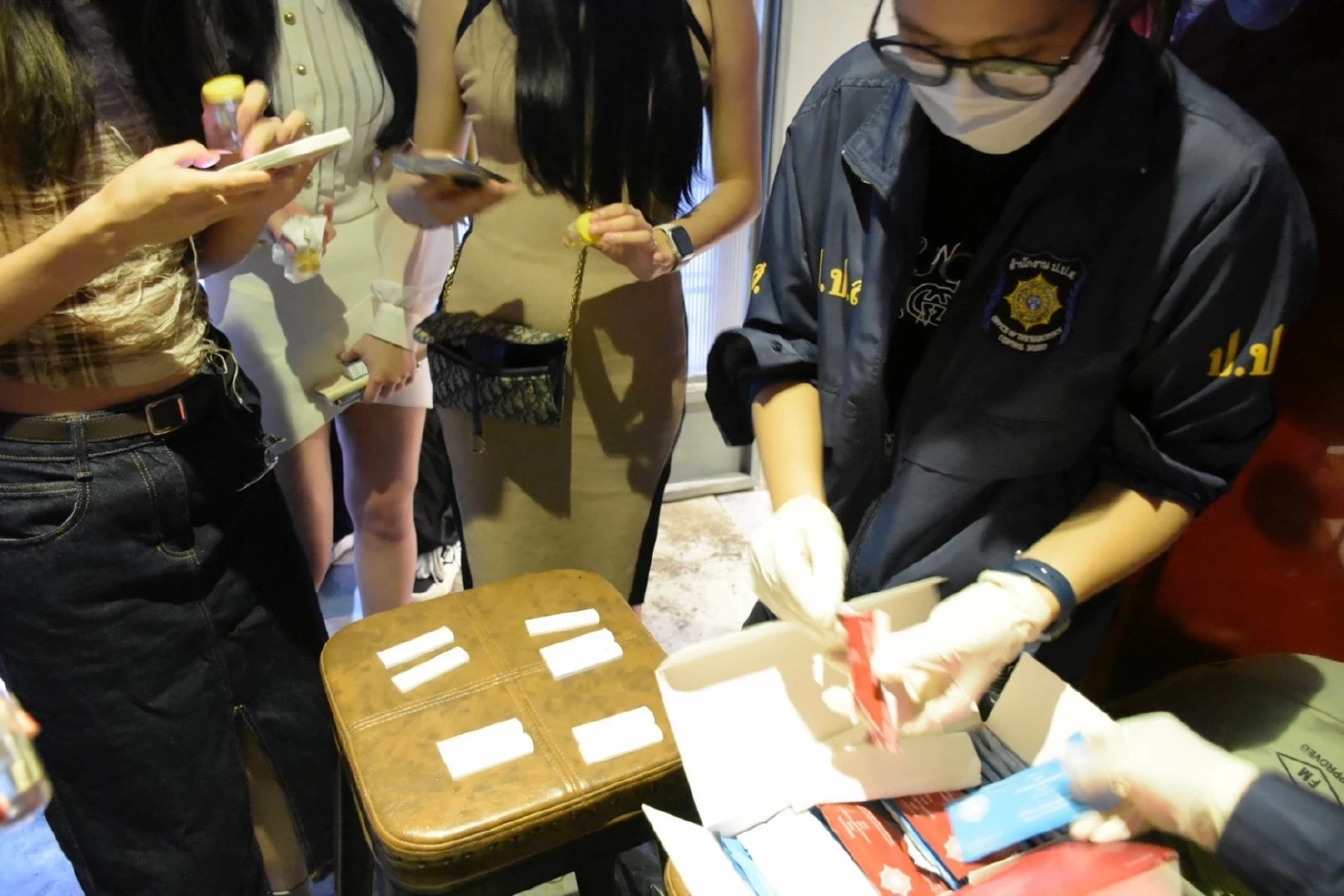 ตร.ทองหล่อ-ป.ป.ส. ค้นผับดังย่านเอกมัย พบยาเคเกลื่อน